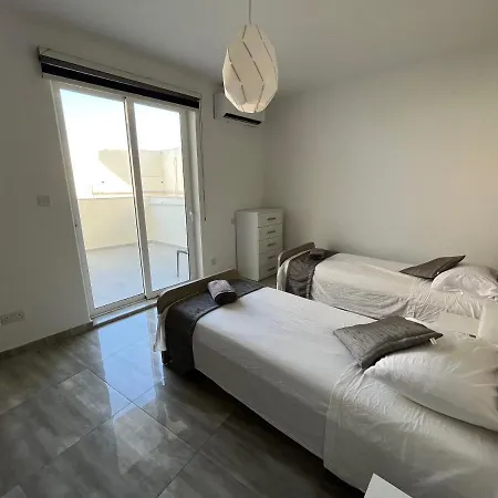 F7 3, Private Bedroom Two Single Beds Shared Bathroom In Shared Flat Homestay *