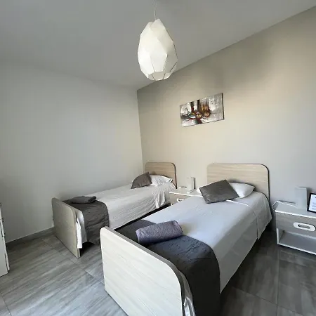 Habitación en casa particular F7 3, Private Bedroom Two Single Beds Shared Bathroom In Shared Flat