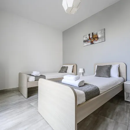 F7 3, Private Bedroom Two Single Beds Shared Bathroom In Shared Flat Homestay *