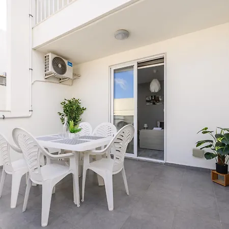 F7 3, Private Bedroom Two Single Beds Shared Bathroom In Shared Flat Msida