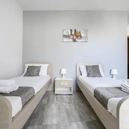 Homestay F7 3, Private Bedroom Two Single Beds Shared Bathroom In Shared Flat *