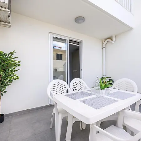 F7 3, Private Bedroom Two Single Beds Shared Bathroom In Shared Flat Homestay