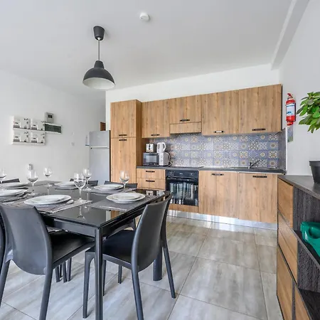 F7 3, Private Bedroom Two Single Beds Shared Bathroom In Shared Flat * Msida